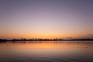 Schöner Sonnenuntergang über dem Kralingse Plas von Tjeerd Kruse