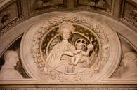 Maria met kind in de Sint Martin Kathedraal in Lucca, Toscane, Italië van Joost Adriaanse thumbnail