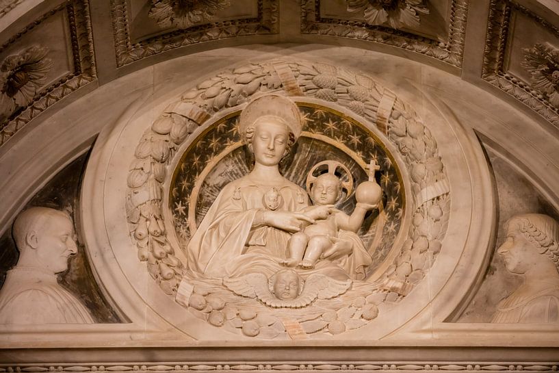 Maria met kind in de Sint Martin Kathedraal in Lucca, Toscane, Italië van Joost Adriaanse