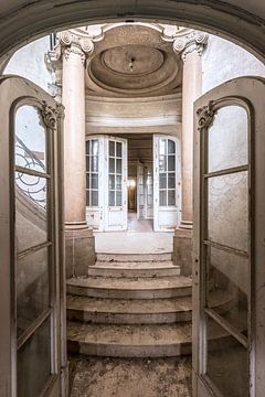 Ingangsportaal van een Oost-Europese villa van Gentleman of Decay
