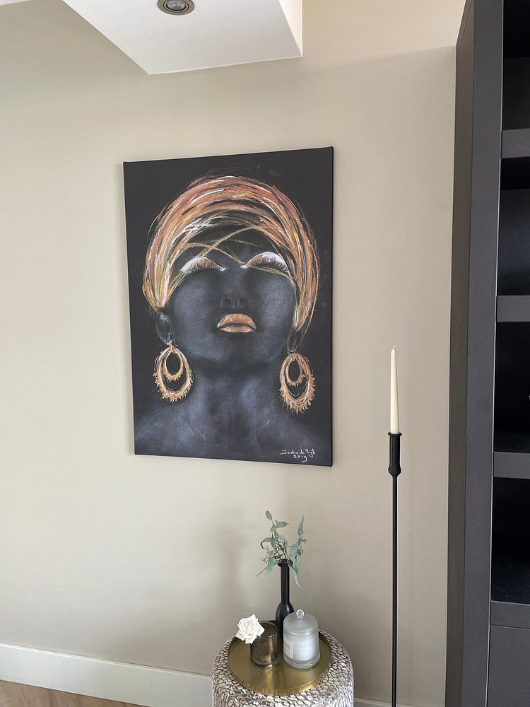 Portrait d'une femme africaine avec de l'or. Peint à la main. par Ineke de Rijk
