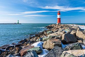 Mole an der Ostseeküste in Warnemünde im Winter