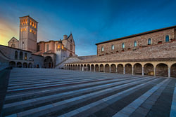 Basilika des Heiligen Franziskus in Assisi bei Sonnenuntergang, Umbrien