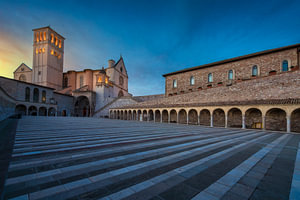 Basilika des Heiligen Franziskus in Assisi bei Sonnenuntergang, Umbrien
