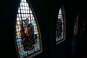Vergeten Schittering: De Betoverende Glas-in-lood Ramen van een Verlaten Klooster van Het Onbekende