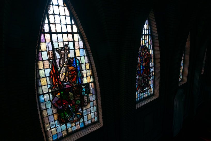 Brillance oubliée : Les vitraux enchanteurs d'un monastère abandonné par Het Onbekende