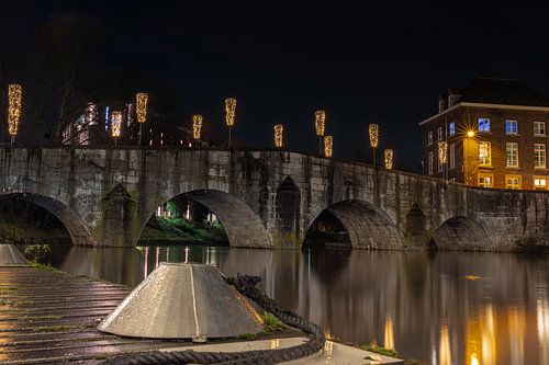 Verlichte Stenen Brug aan de Roerkade in Roermond