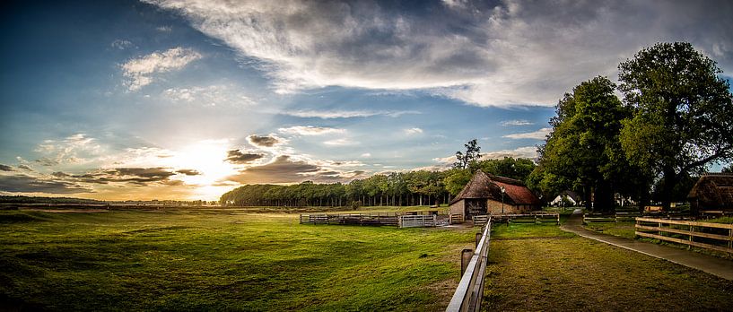 Schaapskooi Sunset (Ginkelse Heide) van Joram Janssen