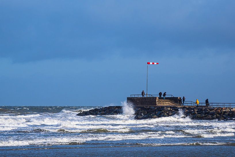 Môle sur la côte de la mer Baltique à Warnemünde pendant la tempête Zey par Rico Ködder