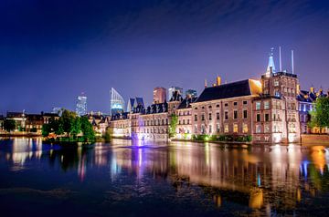 Regeringsgebouwen aan de Hofvijver als sfeervolle nachtfoto van Ricardo Bouman