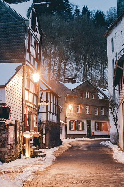 Straße in Monschau Deutschland am Abend von Peter Haastrecht, van
