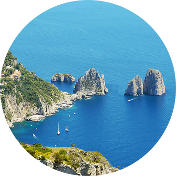 Uitzicht op het Italiaanse eiland Capri en de mythische Rotsen op Zee