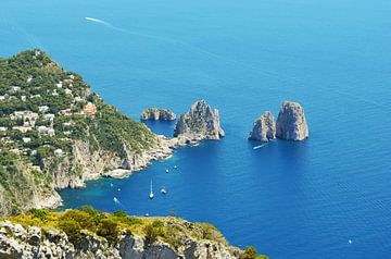 Uitzicht op het Italiaanse eiland Capri en de mythische Rotsen op Zee van Carolina Reina