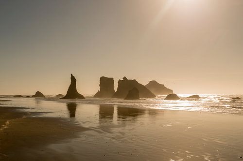 Rochers sur la côte de l'Oregon au coucher du soleil