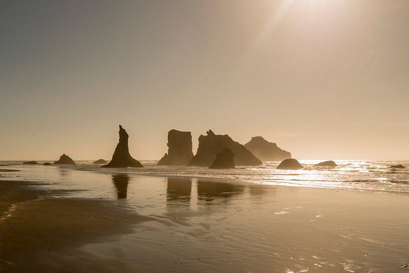 Rotsen aan de kust van Oregon bij zonsondergang van Rob IJsselstein