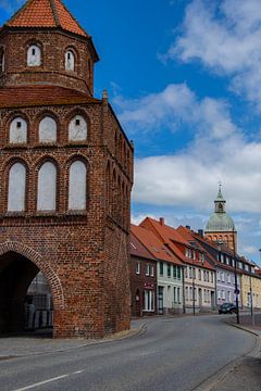 De Rostockpoort met de Mariakerk in Ribnitz-Damgarten van David Esser