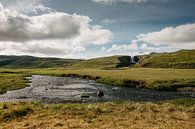 Ijslands landschap | Waterval | Zonnige dag van Floor Bogaerts thumbnail
