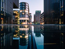 Düsseldorfse skyline in kunstmatige kleuren