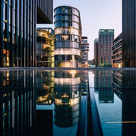 Düsseldorfse skyline in kunstmatige kleuren van Mustafa Kurnaz