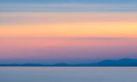 Coucher du soleil abstrait avec des couleurs d'hiver au-dessus de l'aileron Norvège de Vestfjord par Sjoerd van der Wal Photographie Aperçu