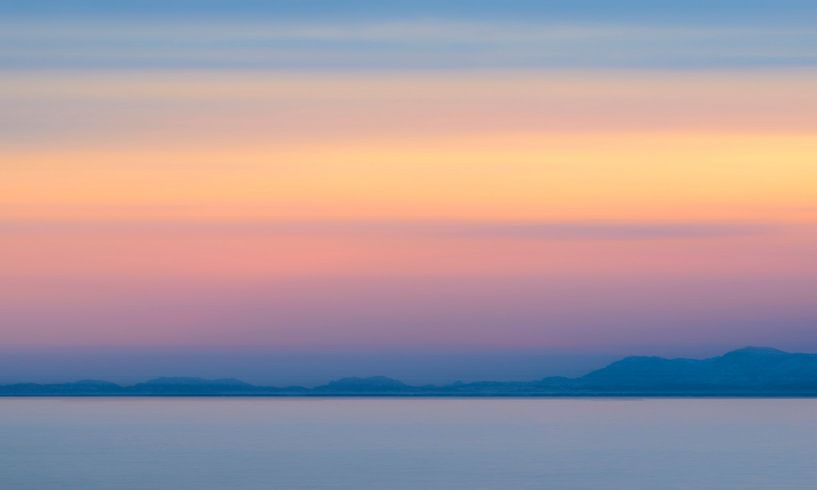 Abstracte zonsondergang met winterkleuren over het  Vestfjord in Noorwegen van Sjoerd van der Wal Fotografie