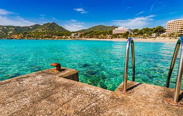 Zicht op de kustlijn van het strand in Canyamel, eiland Mallorca van Alex Winter