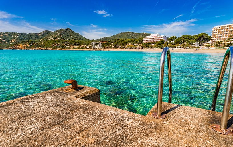 Zicht op de kustlijn van het strand in Canyamel, eiland Mallorca van Alex Winter