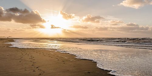 Zonsondergang langs de waterlijn