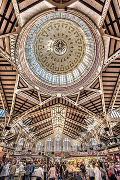 De markthal van Valencia in Spanje van Harrie Muis