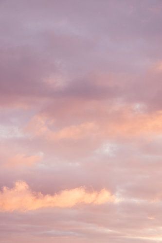 Pastel kleuren in zachte dromerige wolken - zomer natuurfotografie
