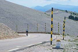 Beklimming door wielrenner van de Mont Ventoux van Gert van Santen