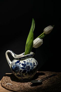 delfts blauwe kan met twee witte tulpen van Aan Kant