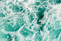 Schuimende golven met witte schuimkoppen in turkoois abstract