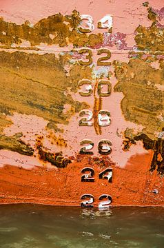 Farben und Zahlen auf einem Schiffsrumpf von Frans Blok