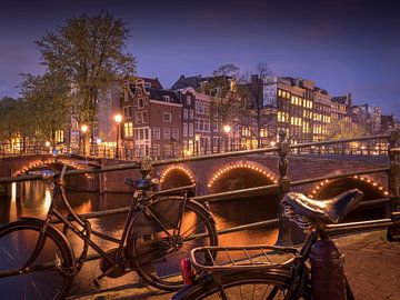 Fahrräder auf einer Gracht in Amsterdam von Christoph Walter