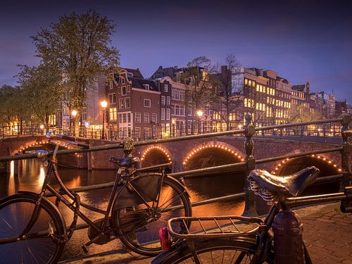 Vélos sur un canal à Amsterdam