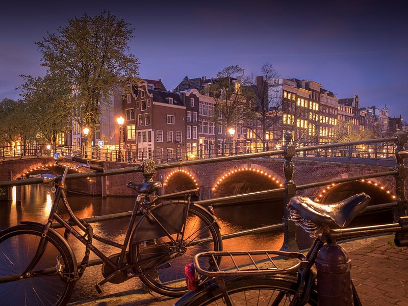 Fahrräder auf einer Gracht in Amsterdam von Christoph Walter
