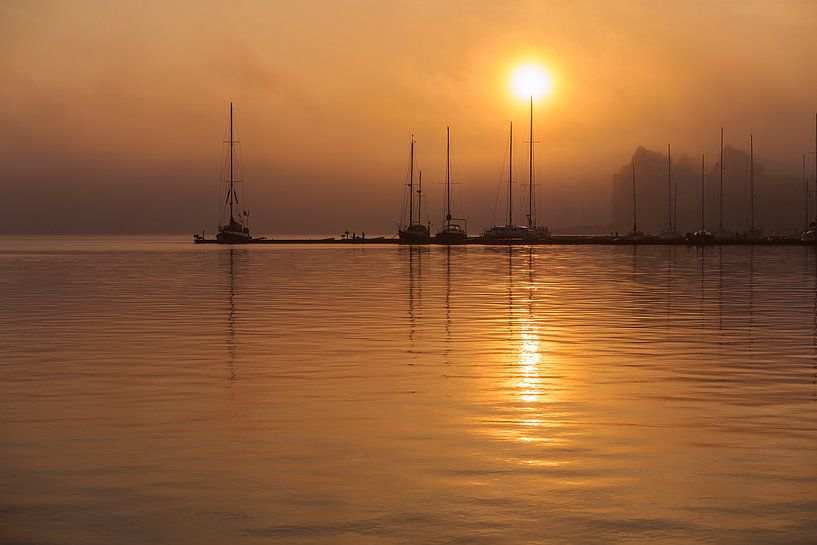 Sonnenaufgang im Stadthafen von Rostock par Rico Ködder