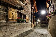 Geraniums in de nacht in de straten van Grimentz von Dennis van de Water Miniaturansicht