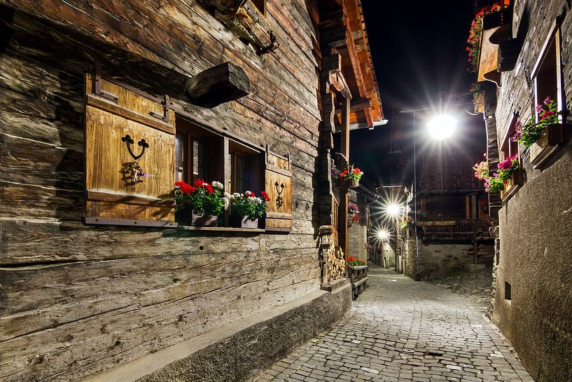 Geraniums in de nacht in de straten van Grimentz von Dennis van de Water