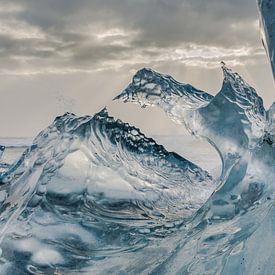 Magische Eisskulptur am Strand von Jökulsárlón von Bep van Pelt- Verkuil