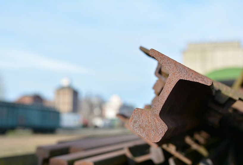 Roestende spoorrails in een opslagplaats van Heiko Kueverling