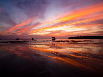 Wunderschöner Sonnenuntergang mit einem boot im Vordergrund