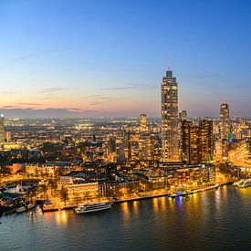 Rotterdam skyline avond panorama  bij Erasmusbrug over de Nieuwe Maas van Sjoerd van der Wal Fotografie
