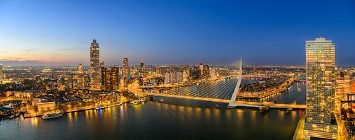 Rotterdam skyline avond panorama  bij Erasmusbrug over de Maas van Sjoerd van der Wal Fotografie