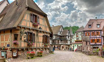 Vakwerk huizen bij de Pont Fortifié, Kaysersberg, Alsace, Frankrijk van Rene van der Meer