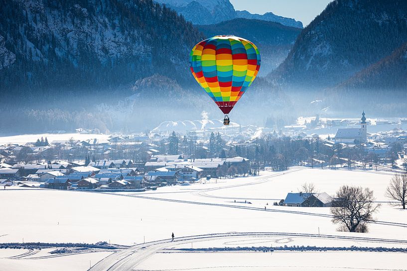 Des montgolfières ornent le ciel enneigé d'Inzell, en Allemagne. par Stefan Verkerk fotografie