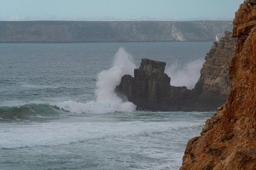 Les vagues s'écrasent sur la falaise par Wouter Hoogeveen