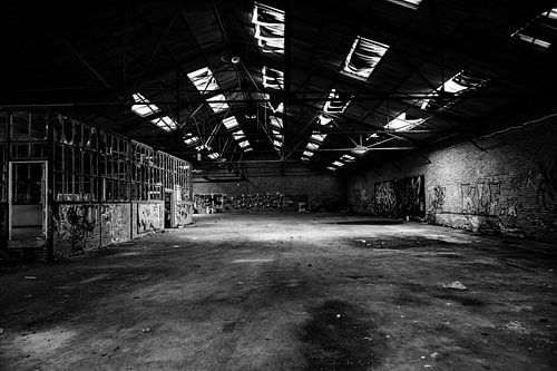 Lege fabriekshal met gebroken ramen