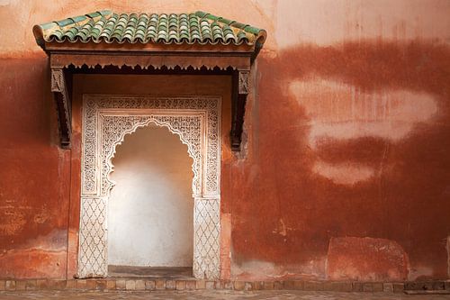 Red wall by Dani van Oeffelen